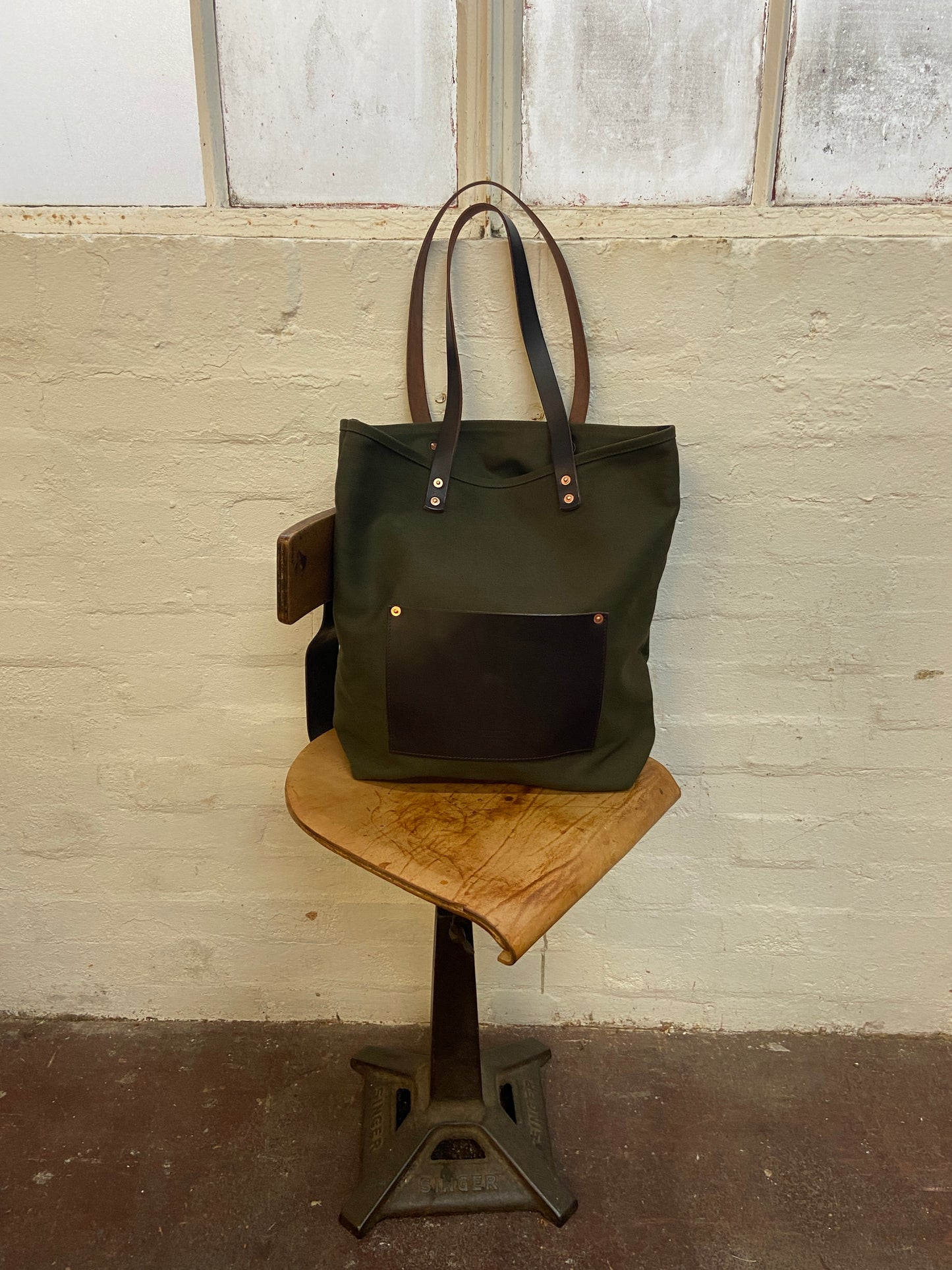 Everyday carry tote bag