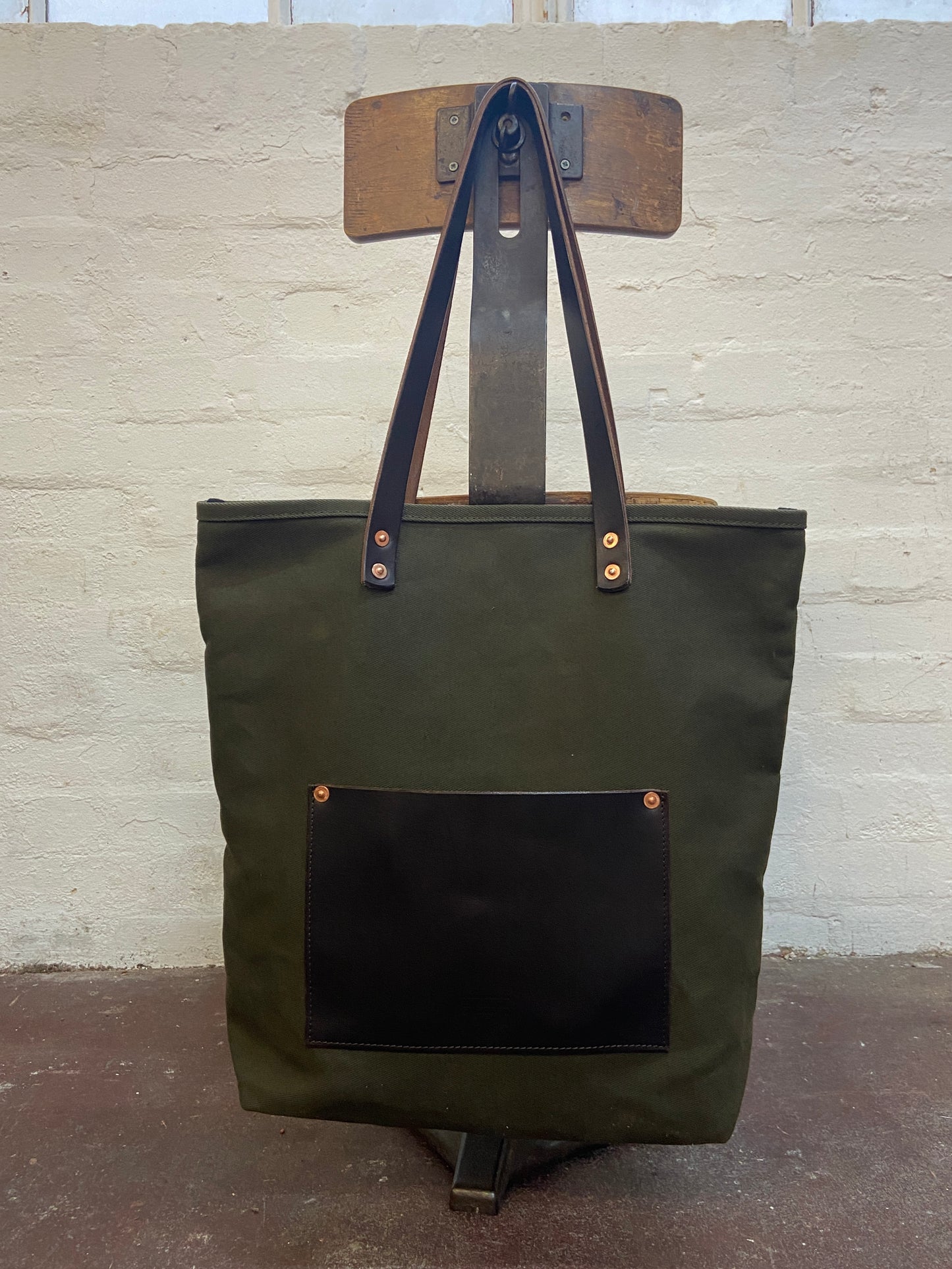 Everyday carry tote bag